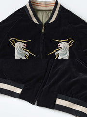 製品画像
1950年代アラスカをテーマにしたヴィンテージ刺繍リバーシブルスカジャン。片面はブラックベルベット素材にホッキョクグマ刺繍、もう片面はサテンポリエステルにアラスカ地図とトナカイ刺繍。どちらの面も印象的なデザインが施されています。
詳細画像
YKK製スライダージッパー、ライトニングデザインとホッキョクグマの刺繍ディテール。丁寧な仕上げが際立つ。