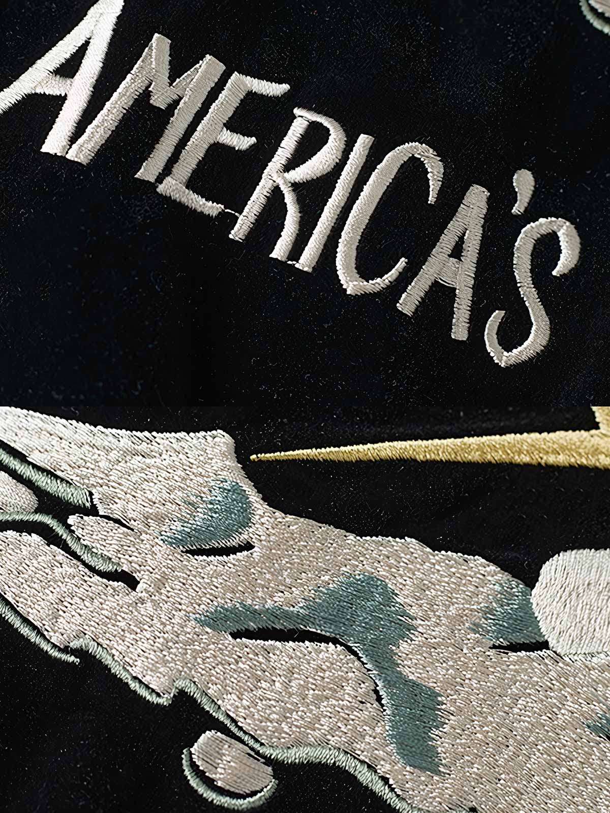 製品画像
1950年代アラスカをテーマにしたヴィンテージ刺繍リバーシブルスカジャン。片面はブラックベルベット素材にホッキョクグマ刺繍、もう片面はサテンポリエステルにアラスカ地図とトナカイ刺繍。どちらの面も印象的なデザインが施されています。
詳細画像
YKK製スライダージッパー、ライトニングデザインとホッキョクグマの刺繍ディテール。丁寧な仕上げが際立つ。
