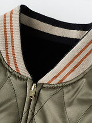 製品画像
1950年代アラスカをテーマにしたヴィンテージ刺繍リバーシブルスカジャン。片面はブラックベルベット素材にホッキョクグマ刺繍、もう片面はサテンポリエステルにアラスカ地図とトナカイ刺繍。どちらの面も印象的なデザインが施されています。
詳細画像
YKK製スライダージッパー、ライトニングデザインとホッキョクグマの刺繍ディテール。丁寧な仕上げが際立つ。