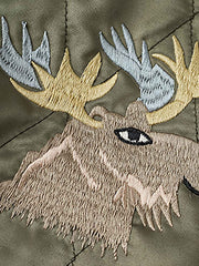 製品画像
1950年代アラスカをテーマにしたヴィンテージ刺繍リバーシブルスカジャン。片面はブラックベルベット素材にホッキョクグマ刺繍、もう片面はサテンポリエステルにアラスカ地図とトナカイ刺繍。どちらの面も印象的なデザインが施されています。
詳細画像
YKK製スライダージッパー、ライトニングデザインとホッキョクグマの刺繍ディテール。丁寧な仕上げが際立つ。