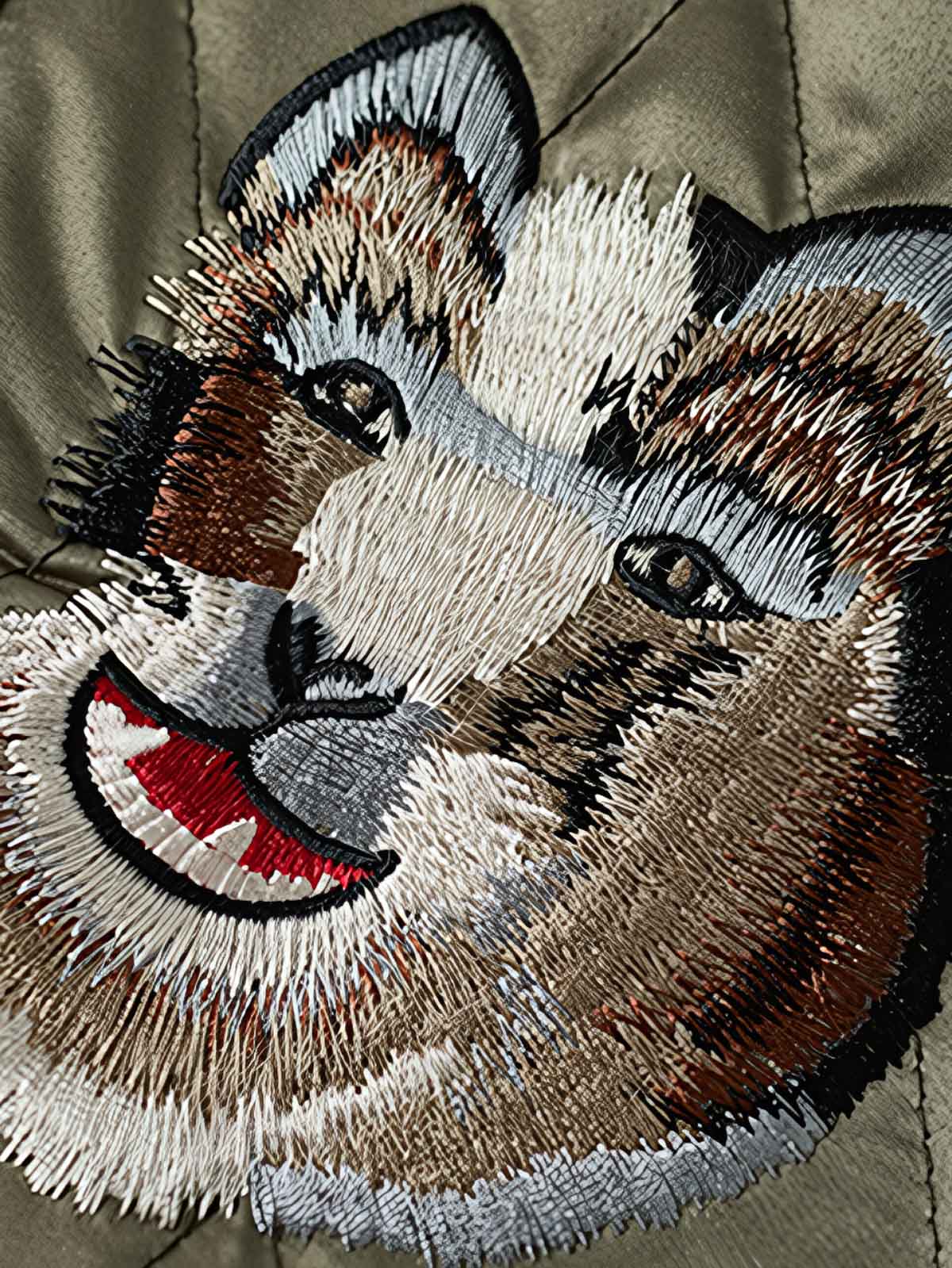 製品画像
1950年代アラスカをテーマにしたヴィンテージ刺繍リバーシブルスカジャン。片面はブラックベルベット素材にホッキョクグマ刺繍、もう片面はサテンポリエステルにアラスカ地図とトナカイ刺繍。どちらの面も印象的なデザインが施されています。
詳細画像
YKK製スライダージッパー、ライトニングデザインとホッキョクグマの刺繍ディテール。丁寧な仕上げが際立つ。