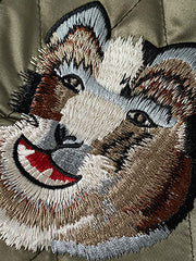 製品画像
1950年代アラスカをテーマにしたヴィンテージ刺繍リバーシブルスカジャン。片面はブラックベルベット素材にホッキョクグマ刺繍、もう片面はサテンポリエステルにアラスカ地図とトナカイ刺繍。どちらの面も印象的なデザインが施されています。
詳細画像
YKK製スライダージッパー、ライトニングデザインとホッキョクグマの刺繍ディテール。丁寧な仕上げが際立つ。