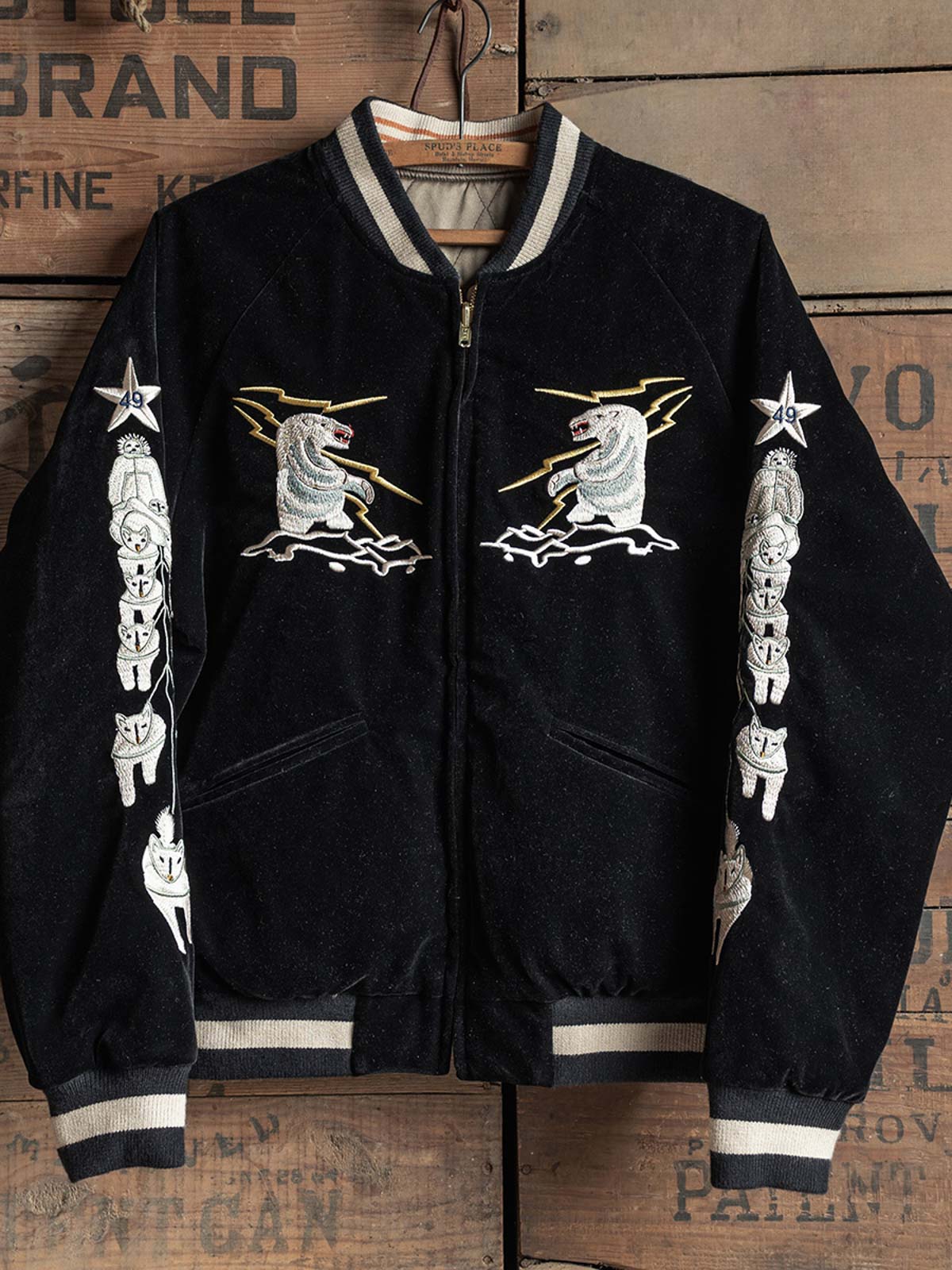 製品画像
1950年代アラスカをテーマにしたヴィンテージ刺繍リバーシブルスカジャン。片面はブラックベルベット素材にホッキョクグマ刺繍、もう片面はサテンポリエステルにアラスカ地図とトナカイ刺繍。どちらの面も印象的なデザインが施されています。
詳細画像
YKK製スライダージッパー、ライトニングデザインとホッキョクグマの刺繍ディテール。丁寧な仕上げが際立つ。