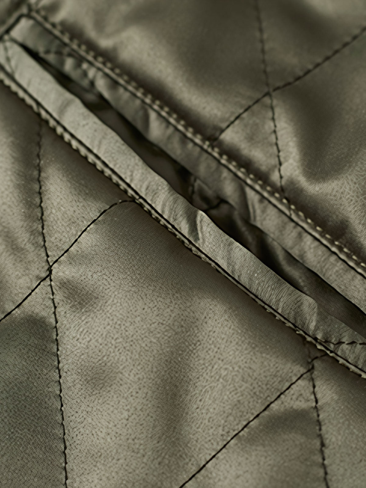 製品画像
1950年代アラスカをテーマにしたヴィンテージ刺繍リバーシブルスカジャン。片面はブラックベルベット素材にホッキョクグマ刺繍、もう片面はサテンポリエステルにアラスカ地図とトナカイ刺繍。どちらの面も印象的なデザインが施されています。
詳細画像
YKK製スライダージッパー、ライトニングデザインとホッキョクグマの刺繍ディテール。丁寧な仕上げが際立つ。