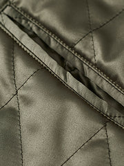 製品画像
1950年代アラスカをテーマにしたヴィンテージ刺繍リバーシブルスカジャン。片面はブラックベルベット素材にホッキョクグマ刺繍、もう片面はサテンポリエステルにアラスカ地図とトナカイ刺繍。どちらの面も印象的なデザインが施されています。
詳細画像
YKK製スライダージッパー、ライトニングデザインとホッキョクグマの刺繍ディテール。丁寧な仕上げが際立つ。