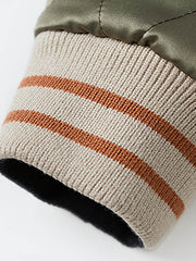 製品画像
1950年代アラスカをテーマにしたヴィンテージ刺繍リバーシブルスカジャン。片面はブラックベルベット素材にホッキョクグマ刺繍、もう片面はサテンポリエステルにアラスカ地図とトナカイ刺繍。どちらの面も印象的なデザインが施されています。
詳細画像
YKK製スライダージッパー、ライトニングデザインとホッキョクグマの刺繍ディテール。丁寧な仕上げが際立つ。