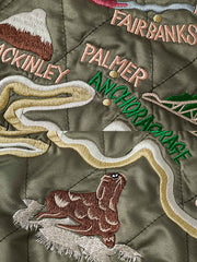 製品画像
1950年代アラスカをテーマにしたヴィンテージ刺繍リバーシブルスカジャン。片面はブラックベルベット素材にホッキョクグマ刺繍、もう片面はサテンポリエステルにアラスカ地図とトナカイ刺繍。どちらの面も印象的なデザインが施されています。
詳細画像
YKK製スライダージッパー、ライトニングデザインとホッキョクグマの刺繍ディテール。丁寧な仕上げが際立つ。