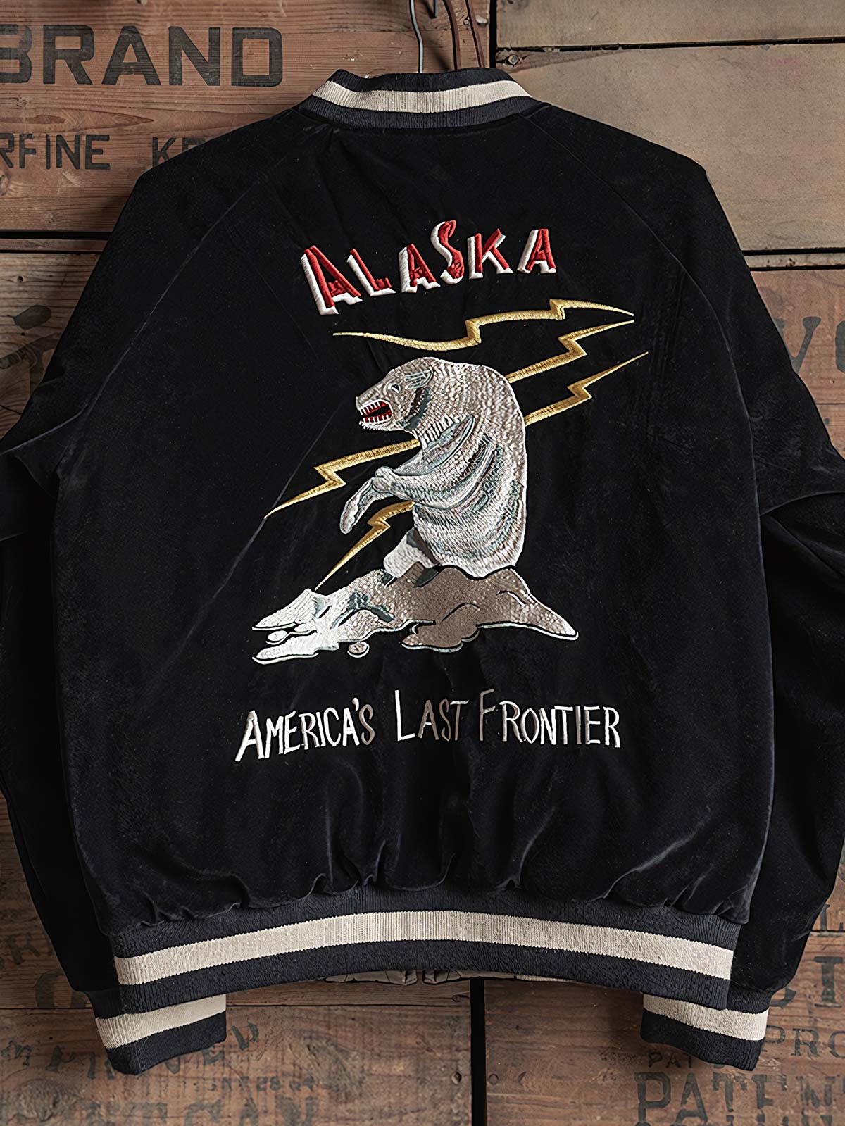 製品画像
1950年代アラスカをテーマにしたヴィンテージ刺繍リバーシブルスカジャン。片面はブラックベルベット素材にホッキョクグマ刺繍、もう片面はサテンポリエステルにアラスカ地図とトナカイ刺繍。どちらの面も印象的なデザインが施されています。
詳細画像
YKK製スライダージッパー、ライトニングデザインとホッキョクグマの刺繍ディテール。丁寧な仕上げが際立つ。