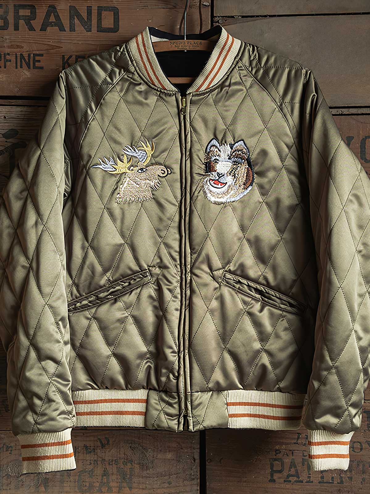 製品画像
1950年代アラスカをテーマにしたヴィンテージ刺繍リバーシブルスカジャン。片面はブラックベルベット素材にホッキョクグマ刺繍、もう片面はサテンポリエステルにアラスカ地図とトナカイ刺繍。どちらの面も印象的なデザインが施されています。
詳細画像
YKK製スライダージッパー、ライトニングデザインとホッキョクグマの刺繍ディテール。丁寧な仕上げが際立つ。