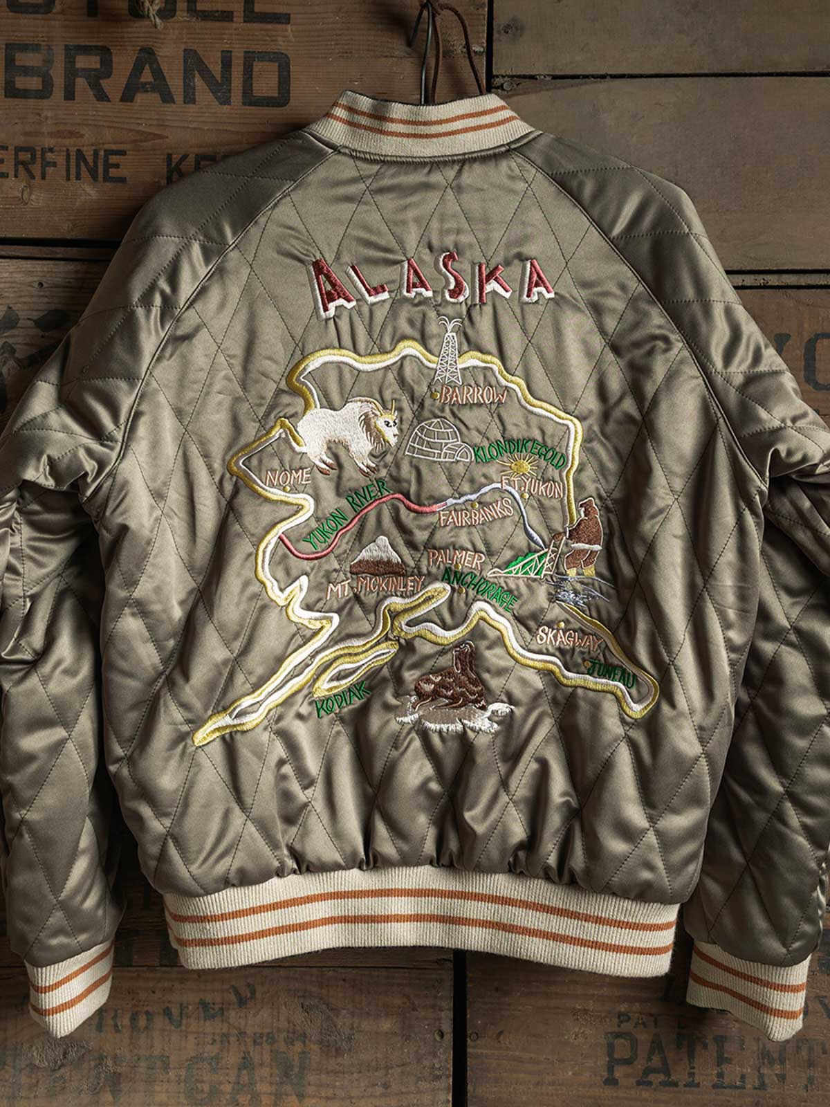 製品画像
1950年代アラスカをテーマにしたヴィンテージ刺繍リバーシブルスカジャン。片面はブラックベルベット素材にホッキョクグマ刺繍、もう片面はサテンポリエステルにアラスカ地図とトナカイ刺繍。どちらの面も印象的なデザインが施されています。
詳細画像
YKK製スライダージッパー、ライトニングデザインとホッキョクグマの刺繍ディテール。丁寧な仕上げが際立つ。