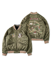 製品画像
1950年代アラスカをテーマにしたヴィンテージ刺繍リバーシブルスカジャン。片面はブラックベルベット素材にホッキョクグマ刺繍、もう片面はサテンポリエステルにアラスカ地図とトナカイ刺繍。どちらの面も印象的なデザインが施されています。
詳細画像
YKK製スライダージッパー、ライトニングデザインとホッキョクグマの刺繍ディテール。丁寧な仕上げが際立つ。