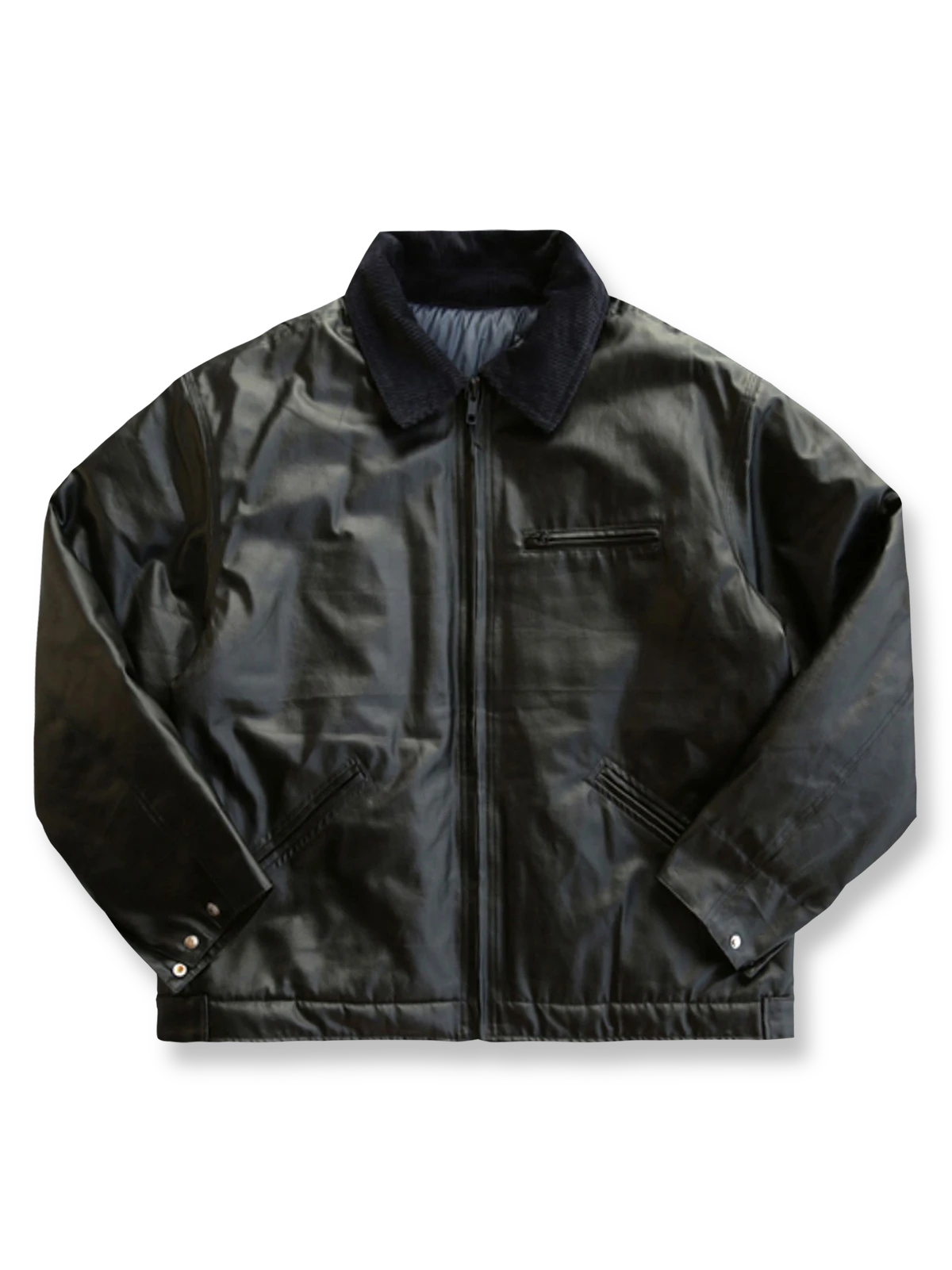 製品画像
バイカラーデザインのコーティング加工ワークジャケット。PAコーティング加工による防風性と防水性、耐久性の高い素材を使用し、アウトドアや日常のシーンに適したヴィンテージ感漂うワークスタイル。
詳細画像
PAコーティング加工素材を使用した表地、クラシックな襟デザインのディテール。防風・防水性を高める設計で、アウトドアにも対応できる耐久性を実現。硬めの質感が耐摩耗性を強化。