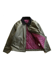 製品画像
バイカラーデザインのコーティング加工ワークジャケット。PAコーティング加工による防風性と防水性、耐久性の高い素材を使用し、アウトドアや日常のシーンに適したヴィンテージ感漂うワークスタイル。
詳細画像
PAコーティング加工素材を使用した表地、クラシックな襟デザインのディテール。防風・防水性を高める設計で、アウトドアにも対応できる耐久性を実現。硬めの質感が耐摩耗性を強化。