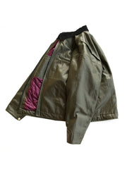 製品画像
バイカラーデザインのコーティング加工ワークジャケット。PAコーティング加工による防風性と防水性、耐久性の高い素材を使用し、アウトドアや日常のシーンに適したヴィンテージ感漂うワークスタイル。
詳細画像
PAコーティング加工素材を使用した表地、クラシックな襟デザインのディテール。防風・防水性を高める設計で、アウトドアにも対応できる耐久性を実現。硬めの質感が耐摩耗性を強化。