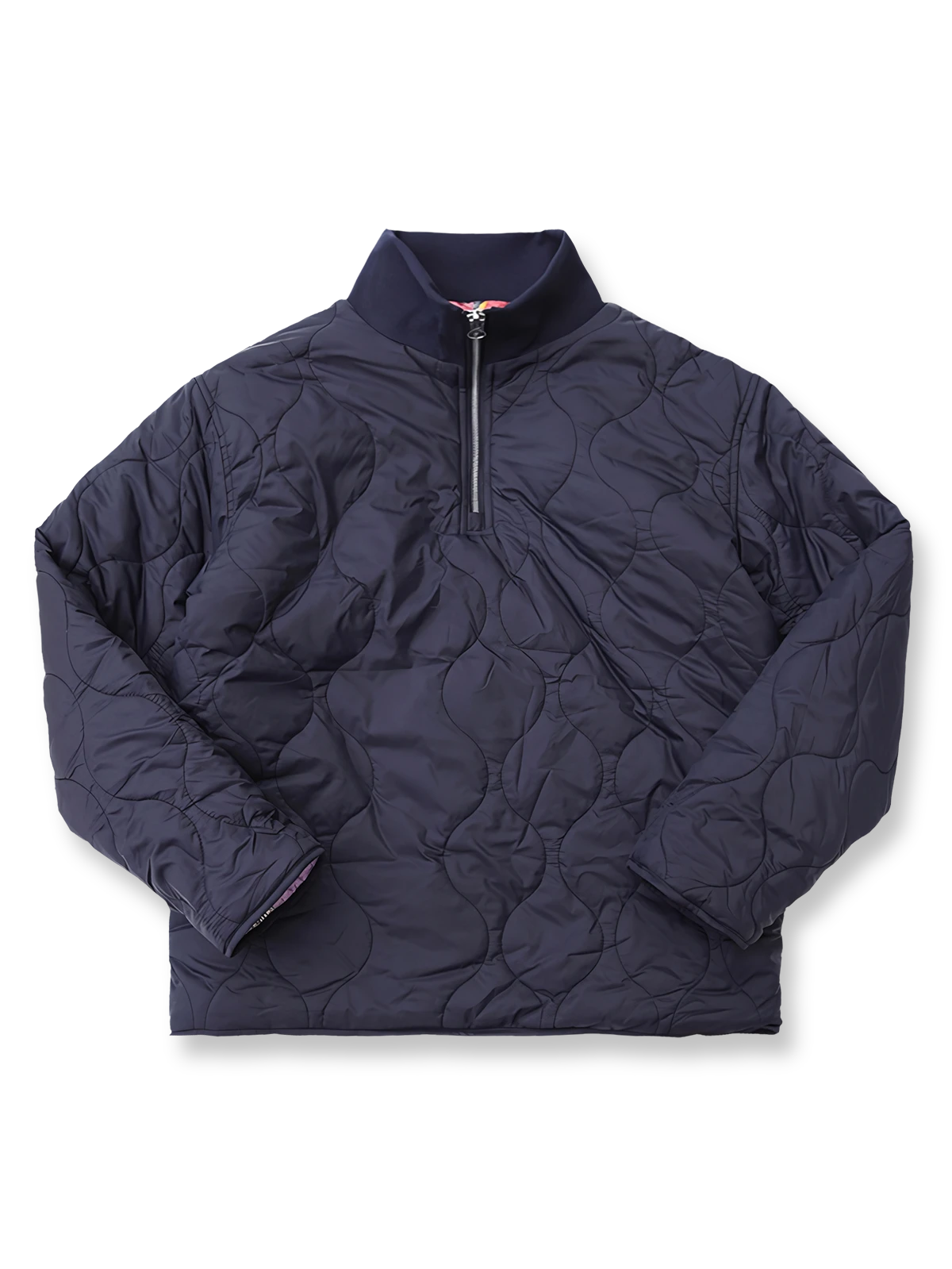 製品画像
ハーフジップ仕様の中綿ジャケット。防風性に優れたポリエステル素材と保温性の高い中綿構造が特徴で、秋冬に最適なスタイリッシュで機能的なジャケット。エレガントな襟付きデザインが全体を引き締めます。
詳細画像
ハーフジップ仕様と油絵風プリント裏地のディテール。ポリエステル外層が寒冷環境でもしっかり保温し、袖口と裾のゴム仕様で防風性を強化。実用的な大容量ポケットも特徴。