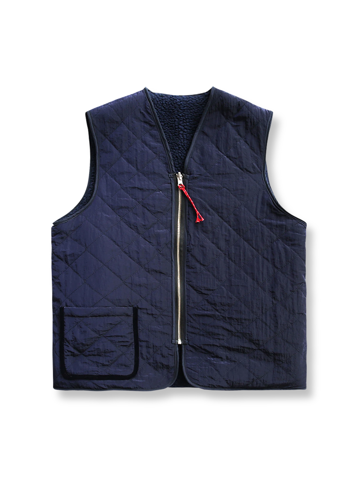 製品画像
リバーシブルデザインのフリースベスト。片面はクラシックなフリース素材、もう片面は滑らかなナイロン調の素材で、軽量で暖かく、通勤やアウトドアシーンで活躍します。フルジップ仕様で着脱も簡単。
詳細画像
両面の異なる素材と大容量ポケットのディテール。カジュアルスタイルからモダンな印象に切り替え可能で、収納力も十分。