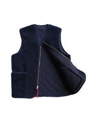 製品画像
リバーシブルデザインのフリースベスト。片面はクラシックなフリース素材、もう片面は滑らかなナイロン調の素材で、軽量で暖かく、通勤やアウトドアシーンで活躍します。フルジップ仕様で着脱も簡単。
詳細画像
両面の異なる素材と大容量ポケットのディテール。カジュアルスタイルからモダンな印象に切り替え可能で、収納力も十分。