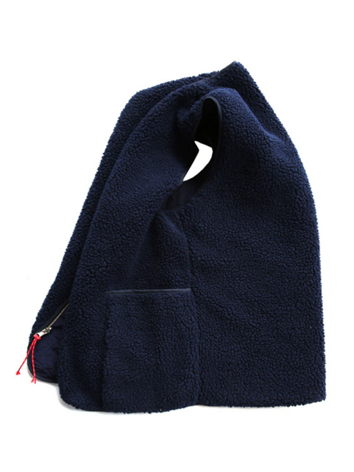 製品画像
リバーシブルデザインのフリースベスト。片面はクラシックなフリース素材、もう片面は滑らかなナイロン調の素材で、軽量で暖かく、通勤やアウトドアシーンで活躍します。フルジップ仕様で着脱も簡単。
詳細画像
両面の異なる素材と大容量ポケットのディテール。カジュアルスタイルからモダンな印象に切り替え可能で、収納力も十分。