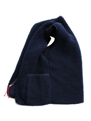 製品画像
リバーシブルデザインのフリースベスト。片面はクラシックなフリース素材、もう片面は滑らかなナイロン調の素材で、軽量で暖かく、通勤やアウトドアシーンで活躍します。フルジップ仕様で着脱も簡単。
詳細画像
両面の異なる素材と大容量ポケットのディテール。カジュアルスタイルからモダンな印象に切り替え可能で、収納力も十分。