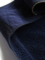 製品画像
リバーシブルデザインのフリースベスト。片面はクラシックなフリース素材、もう片面は滑らかなナイロン調の素材で、軽量で暖かく、通勤やアウトドアシーンで活躍します。フルジップ仕様で着脱も簡単。
詳細画像
両面の異なる素材と大容量ポケットのディテール。カジュアルスタイルからモダンな印象に切り替え可能で、収納力も十分。