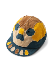 製品画像: 柿渋染め ハンドメイド パッチワーク 刺し子 スカル キャップ。伝統的な染色技術とスカルモチーフのパッチワークデザインが特徴的なキャップの正面全体展示図。
詳細画像: 丁寧な刺し子技術とスカルデザインのパッチワークディテール、自然な粒子感を引き立てる水洗い染色加工のクローズアップ。
