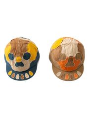 製品画像: 柿渋染め ハンドメイド パッチワーク 刺し子 スカル キャップ。伝統的な染色技術とスカルモチーフのパッチワークデザインが特徴的なキャップの正面全体展示図。
詳細画像: 丁寧な刺し子技術とスカルデザインのパッチワークディテール、自然な粒子感を引き立てる水洗い染色加工のクローズアップ。