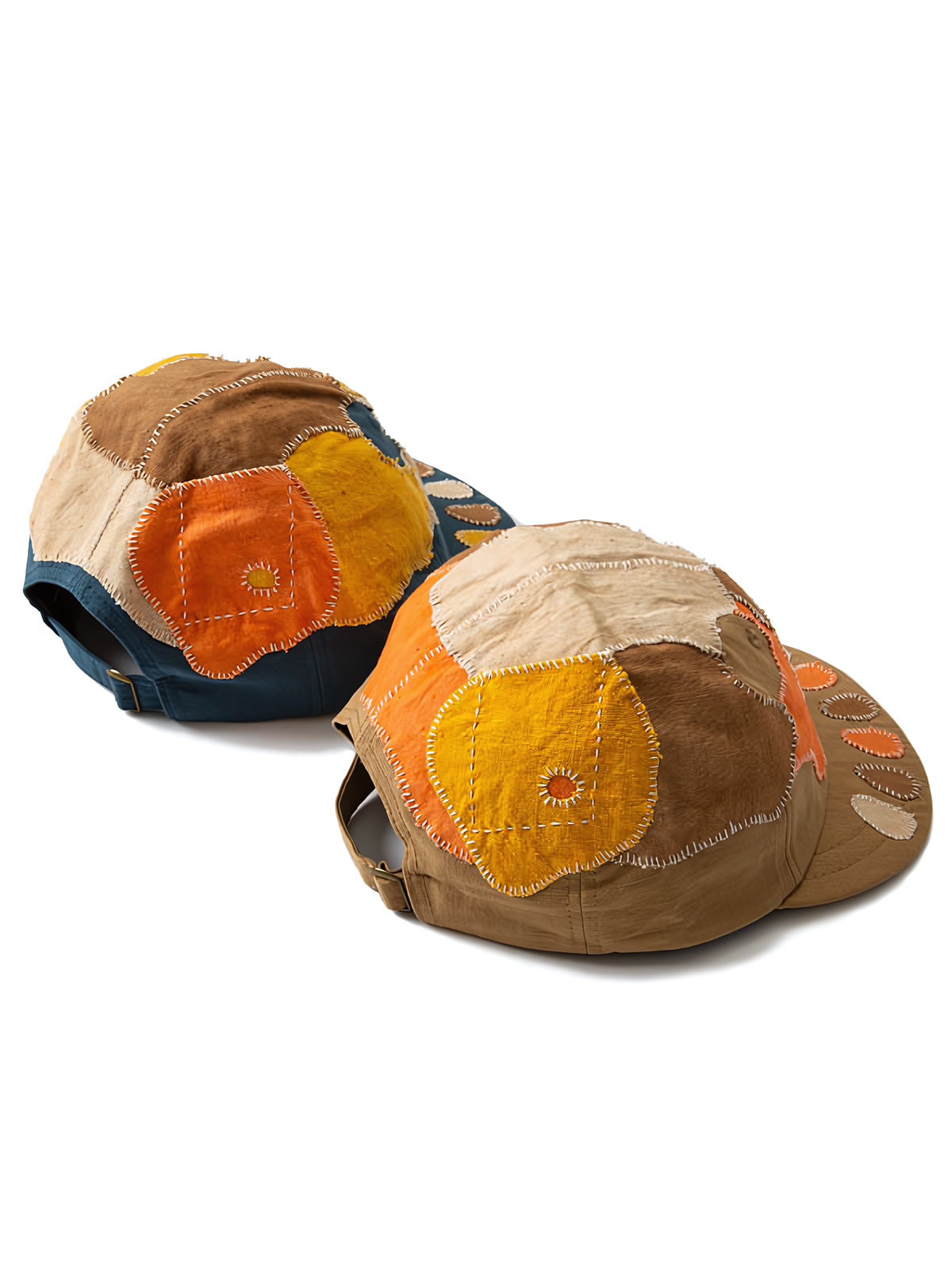 製品画像: 柿渋染め ハンドメイド パッチワーク 刺し子 スカル キャップ。伝統的な染色技術とスカルモチーフのパッチワークデザインが特徴的なキャップの正面全体展示図。
詳細画像: 丁寧な刺し子技術とスカルデザインのパッチワークディテール、自然な粒子感を引き立てる水洗い染色加工のクローズアップ。