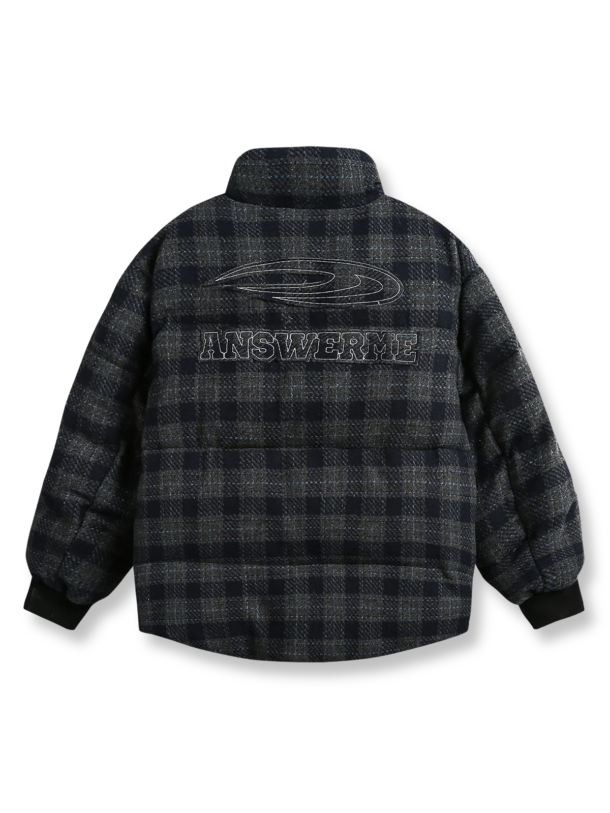 製品画像
「クラシックなチェック柄デザインとモダンなバイカラースタイルが特徴のウール混スタンドカラー中綿ジャケット。防寒性とスタイリッシュさを両立した全体の展示画像。」
詳細画像
「ジャケット背面に施されたブランド刺繍ディテールの特写と、軽量ポリエステル素材を採用したジッパーのクローズアップ画像。」