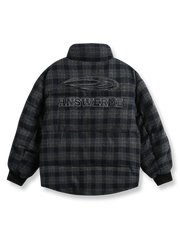 製品画像
「クラシックなチェック柄デザインとモダンなバイカラースタイルが特徴のウール混スタンドカラー中綿ジャケット。防寒性とスタイリッシュさを両立した全体の展示画像。」
詳細画像
「ジャケット背面に施されたブランド刺繍ディテールの特写と、軽量ポリエステル素材を採用したジッパーのクローズアップ画像。」