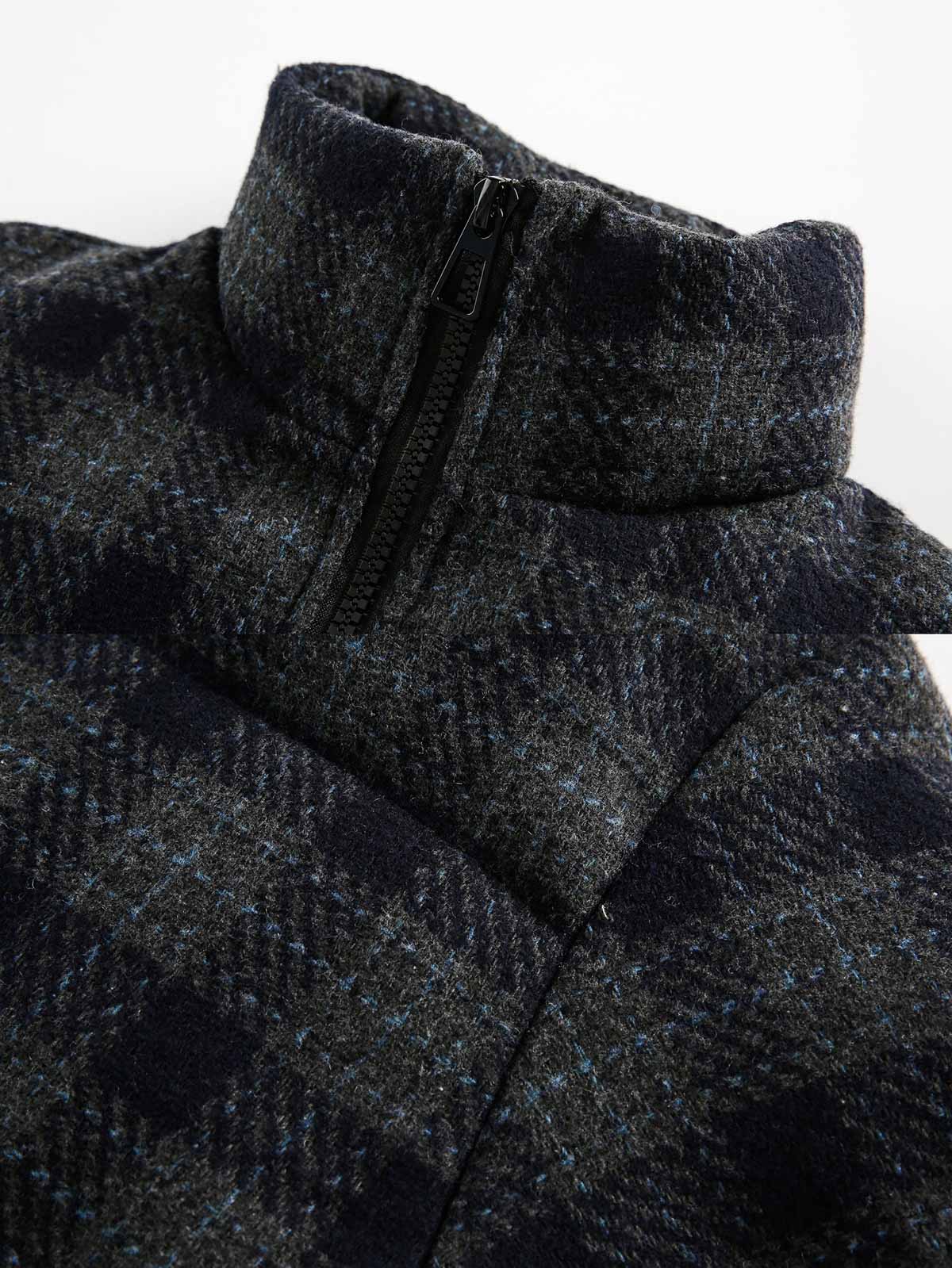 製品画像
「クラシックなチェック柄デザインとモダンなバイカラースタイルが特徴のウール混スタンドカラー中綿ジャケット。防寒性とスタイリッシュさを両立した全体の展示画像。」
詳細画像
「ジャケット背面に施されたブランド刺繍ディテールの特写と、軽量ポリエステル素材を採用したジッパーのクローズアップ画像。」