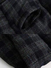 製品画像
「クラシックなチェック柄デザインとモダンなバイカラースタイルが特徴のウール混スタンドカラー中綿ジャケット。防寒性とスタイリッシュさを両立した全体の展示画像。」
詳細画像
「ジャケット背面に施されたブランド刺繍ディテールの特写と、軽量ポリエステル素材を採用したジッパーのクローズアップ画像。」