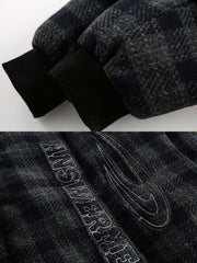 製品画像
「クラシックなチェック柄デザインとモダンなバイカラースタイルが特徴のウール混スタンドカラー中綿ジャケット。防寒性とスタイリッシュさを両立した全体の展示画像。」
詳細画像
「ジャケット背面に施されたブランド刺繍ディテールの特写と、軽量ポリエステル素材を採用したジッパーのクローズアップ画像。」