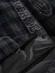 製品画像
「クラシックなチェック柄デザインとモダンなバイカラースタイルが特徴のウール混スタンドカラー中綿ジャケット。防寒性とスタイリッシュさを両立した全体の展示画像。」
詳細画像
「ジャケット背面に施されたブランド刺繍ディテールの特写と、軽量ポリエステル素材を採用したジッパーのクローズアップ画像。」