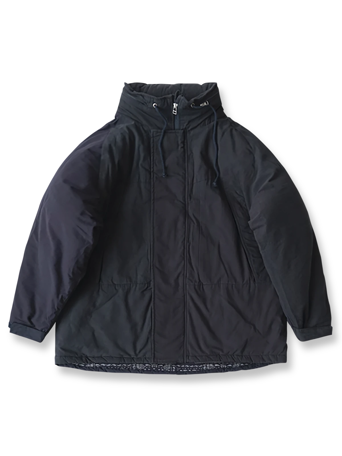 製品画像
「トーンオントーンデザインを採用したパッチワーク風ミドル丈中綿ジャケットの全体展示図。ヴィンテージ感のあるデザインと多機能性が特徴。」
詳細画像
「ペイズリー柄の裏地と日本製YKK製の両開きファスナーのディテールを特写した画像。ヴィンテージデザインと高機能性を兼ね備えたジャケット。」