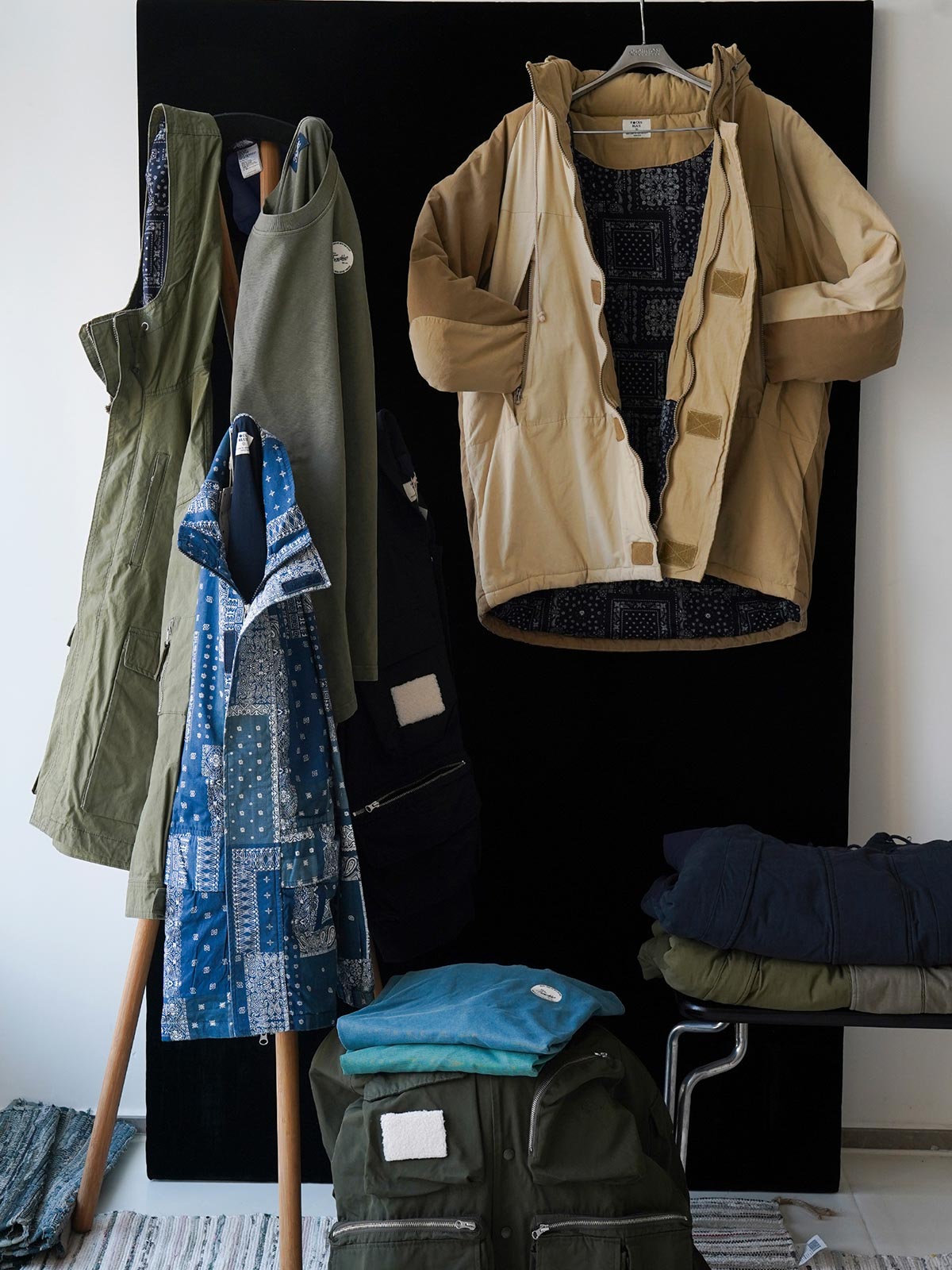 製品画像
「トーンオントーンデザインを採用したパッチワーク風ミドル丈中綿ジャケットの全体展示図。ヴィンテージ感のあるデザインと多機能性が特徴。」
詳細画像
「ペイズリー柄の裏地と日本製YKK製の両開きファスナーのディテールを特写した画像。ヴィンテージデザインと高機能性を兼ね備えたジャケット。」