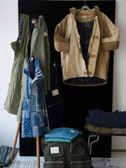 製品画像
「トーンオントーンデザインを採用したパッチワーク風ミドル丈中綿ジャケットの全体展示図。ヴィンテージ感のあるデザインと多機能性が特徴。」
詳細画像
「ペイズリー柄の裏地と日本製YKK製の両開きファスナーのディテールを特写した画像。ヴィンテージデザインと高機能性を兼ね備えたジャケット。」