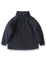 製品画像
「トーンオントーンデザインを採用したパッチワーク風ミドル丈中綿ジャケットの全体展示図。ヴィンテージ感のあるデザインと多機能性が特徴。」
詳細画像
「ペイズリー柄の裏地と日本製YKK製の両開きファスナーのディテールを特写した画像。ヴィンテージデザインと高機能性を兼ね備えたジャケット。」