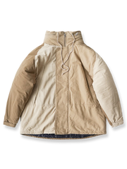 製品画像
「トーンオントーンデザインを採用したパッチワーク風ミドル丈中綿ジャケットの全体展示図。ヴィンテージ感のあるデザインと多機能性が特徴。」
詳細画像
「ペイズリー柄の裏地と日本製YKK製の両開きファスナーのディテールを特写した画像。ヴィンテージデザインと高機能性を兼ね備えたジャケット。」