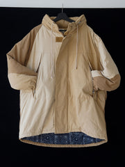 詳細画像
「ペイズリー柄の裏地と日本製YKK製の両開きファスナーのディテールを特写した画像。ヴィンテージデザインと高機能性を兼ね備えたジャケット。」
モデル画像
「モデルがトーンオントーン パッチワーク ミドル丈中綿ジャケットを着用し、デニムパンツと合わせた冬のアウトドアカジュアルスタイルを披露。」