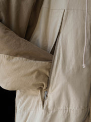 詳細画像
「ペイズリー柄の裏地と日本製YKK製の両開きファスナーのディテールを特写した画像。ヴィンテージデザインと高機能性を兼ね備えたジャケット。」
モデル画像
「モデルがトーンオントーン パッチワーク ミドル丈中綿ジャケットを着用し、デニムパンツと合わせた冬のアウトドアカジュアルスタイルを披露。」