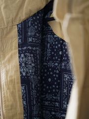 詳細画像
「ペイズリー柄の裏地と日本製YKK製の両開きファスナーのディテールを特写した画像。ヴィンテージデザインと高機能性を兼ね備えたジャケット。」
モデル画像
「モデルがトーンオントーン パッチワーク ミドル丈中綿ジャケットを着用し、デニムパンツと合わせた冬のアウトドアカジュアルスタイルを披露。」