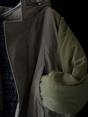 製品画像
「トーンオントーンデザインを採用したパッチワーク風ミドル丈中綿ジャケットの全体展示図。ヴィンテージ感のあるデザインと多機能性が特徴。」
詳細画像
「ペイズリー柄の裏地と日本製YKK製の両開きファスナーのディテールを特写した画像。ヴィンテージデザインと高機能性を兼ね備えたジャケット。」