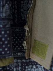 製品画像
「トーンオントーンデザインを採用したパッチワーク風ミドル丈中綿ジャケットの全体展示図。ヴィンテージ感のあるデザインと多機能性が特徴。」
詳細画像
「ペイズリー柄の裏地と日本製YKK製の両開きファスナーのディテールを特写した画像。ヴィンテージデザインと高機能性を兼ね備えたジャケット。」