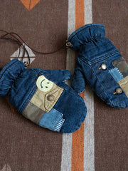 製品画像
「デコンストラクション(再構造)デザインとストーンウォッシュ加工を施したデニム生地が特徴のシープスキン裏地グローブ全体展示図。冬の保温性とカジュアルなデザイン性を兼ね備えた一品。」
詳細画像
「スマイル刺繍とデコンストラクション(再構造)を取り入れたパッチワークデザインのディテール特写。ストーンウォッシュ加工が施されたデニム生地とシープスキン風裏地の組み合わせが際立つ。」