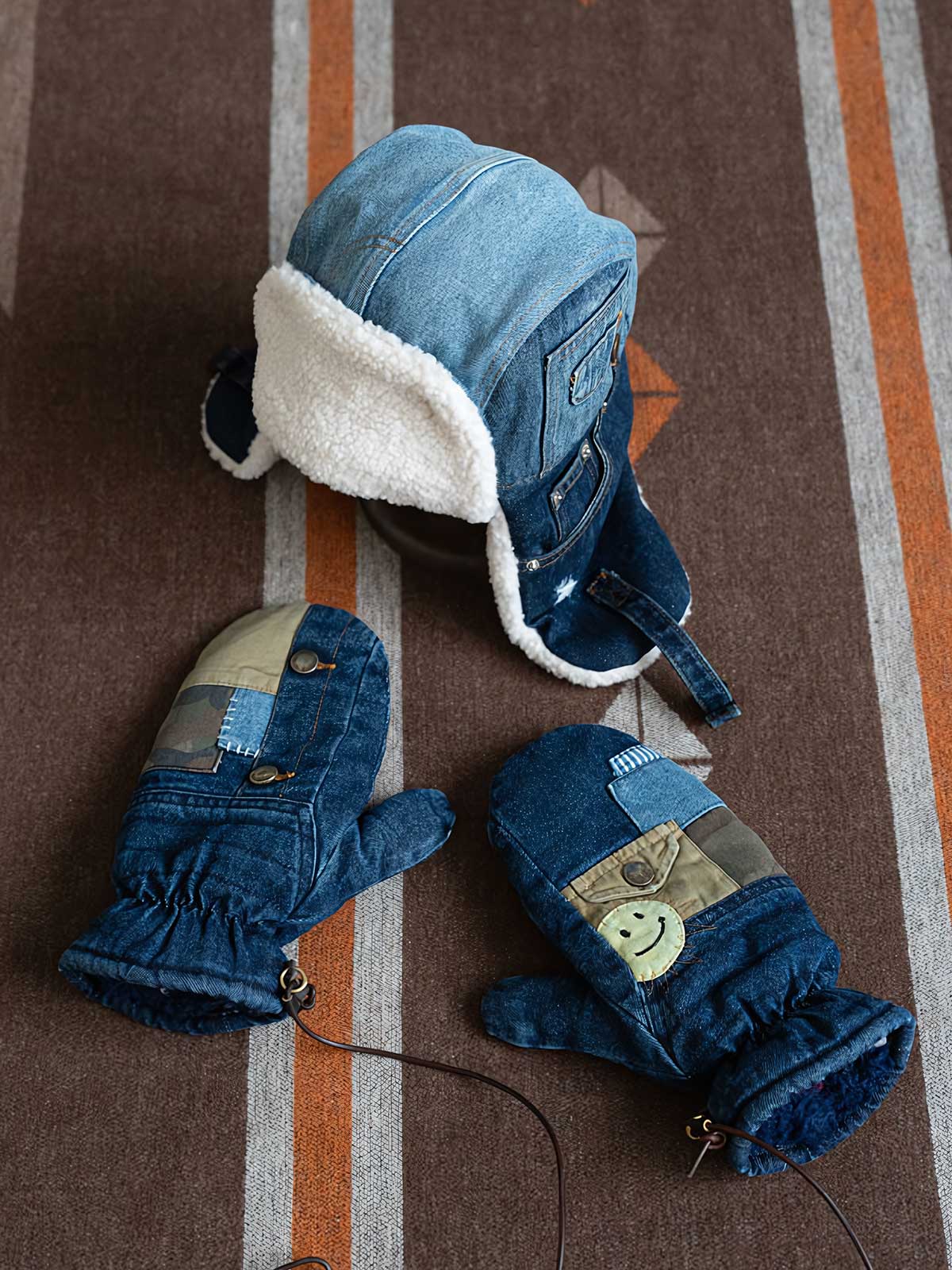 製品画像
「デコンストラクション(再構造)デザインとストーンウォッシュ加工を施したデニム生地が特徴のシープスキン裏地グローブ全体展示図。冬の保温性とカジュアルなデザイン性を兼ね備えた一品。」
詳細画像
「スマイル刺繍とデコンストラクション(再構造)を取り入れたパッチワークデザインのディテール特写。ストーンウォッシュ加工が施されたデニム生地とシープスキン風裏地の組み合わせが際立つ。」