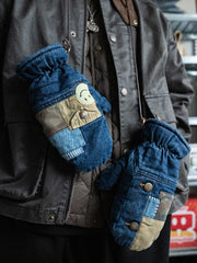 製品画像
「デコンストラクション(再構造)デザインとストーンウォッシュ加工を施したデニム生地が特徴のシープスキン裏地グローブ全体展示図。冬の保温性とカジュアルなデザイン性を兼ね備えた一品。」
詳細画像
「スマイル刺繍とデコンストラクション(再構造)を取り入れたパッチワークデザインのディテール特写。ストーンウォッシュ加工が施されたデニム生地とシープスキン風裏地の組み合わせが際立つ。」