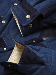 製品画像
「職人による手作業で仕上げられた古布パッチワークデザインの藍染めシンサレート中綿ジャケット全体展示図。クラシックなヴィンテージ感と現代的な機能性を融合した一品。」
詳細画像
「藍染めデニムパッチワークの複雑なディテールと、ヴィンテージ仕上げの金属ボタンの特写。刺し子柄の裏地やシンサレート中綿の機能性が際立つ手作りの限定アイテム。」