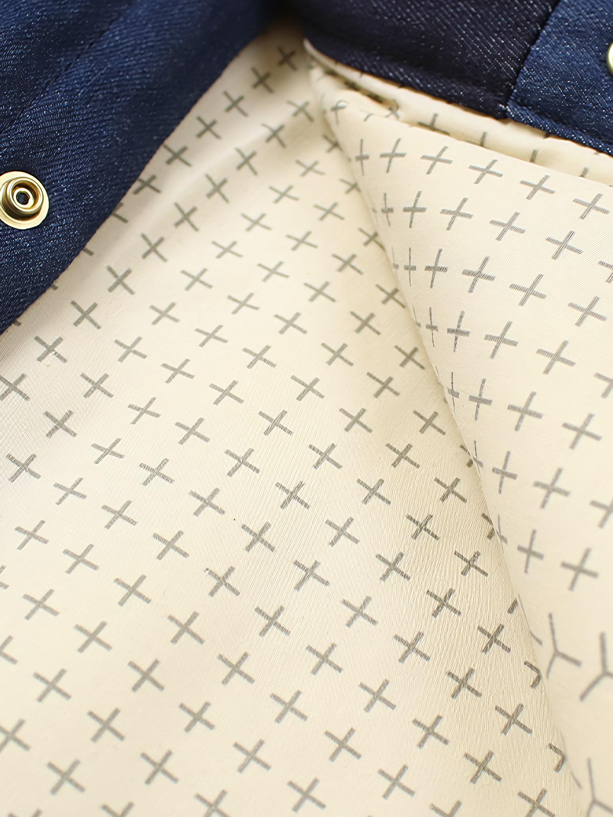 製品画像
「職人による手作業で仕上げられた古布パッチワークデザインの藍染めシンサレート中綿ジャケット全体展示図。クラシックなヴィンテージ感と現代的な機能性を融合した一品。」
詳細画像
「藍染めデニムパッチワークの複雑なディテールと、ヴィンテージ仕上げの金属ボタンの特写。刺し子柄の裏地やシンサレート中綿の機能性が際立つ手作りの限定アイテム。」