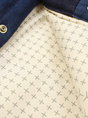 製品画像
「職人による手作業で仕上げられた古布パッチワークデザインの藍染めシンサレート中綿ジャケット全体展示図。クラシックなヴィンテージ感と現代的な機能性を融合した一品。」
詳細画像
「藍染めデニムパッチワークの複雑なディテールと、ヴィンテージ仕上げの金属ボタンの特写。刺し子柄の裏地やシンサレート中綿の機能性が際立つ手作りの限定アイテム。」