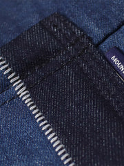 製品画像
「職人による手作業で仕上げられた古布パッチワークデザインの藍染めシンサレート中綿ジャケット全体展示図。クラシックなヴィンテージ感と現代的な機能性を融合した一品。」
詳細画像
「藍染めデニムパッチワークの複雑なディテールと、ヴィンテージ仕上げの金属ボタンの特写。刺し子柄の裏地やシンサレート中綿の機能性が際立つ手作りの限定アイテム。」